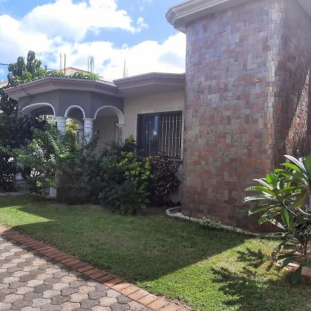 Cardamon Villa Is A 2 Bedroom With 1 Bathroom And Seperate Toilet Detached House With Ac And Swimming Pool , 5 Minutes Walk From Flic En Flac Public Beach Екстер'єр фото