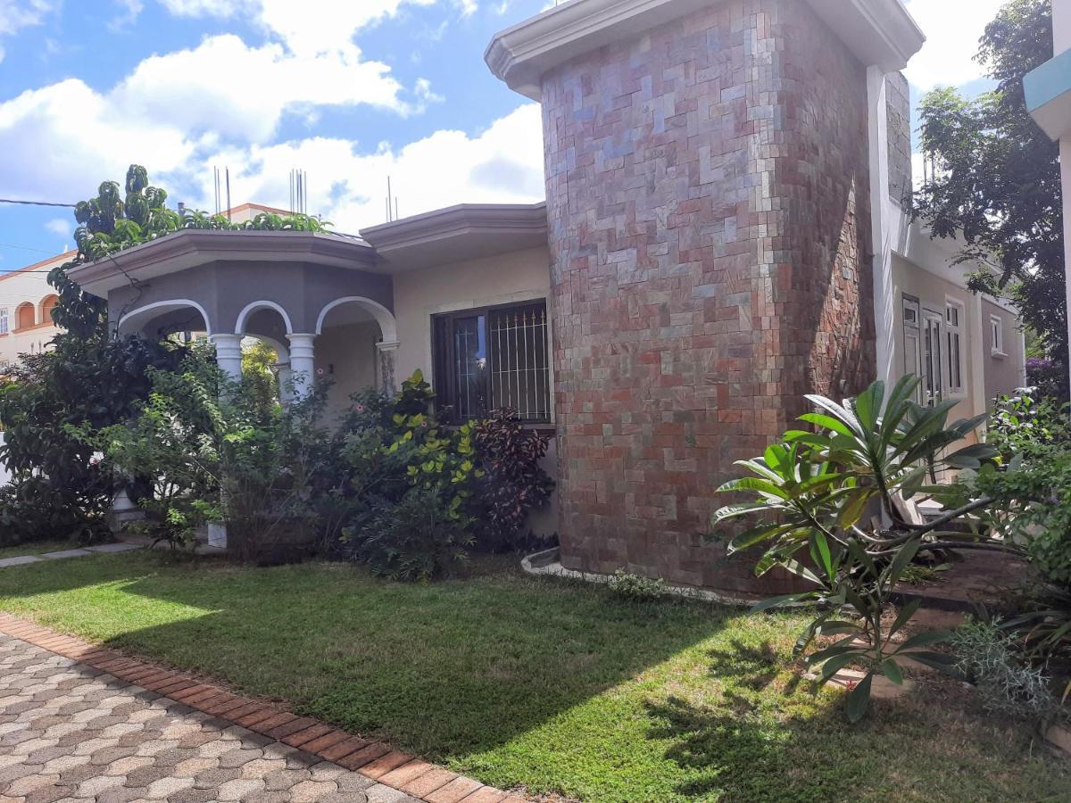 Cardamon Villa Is A 2 Bedroom With 1 Bathroom And Seperate Toilet Detached House With Ac And Swimming Pool , 5 Minutes Walk From Flic En Flac Public Beach Екстер'єр фото