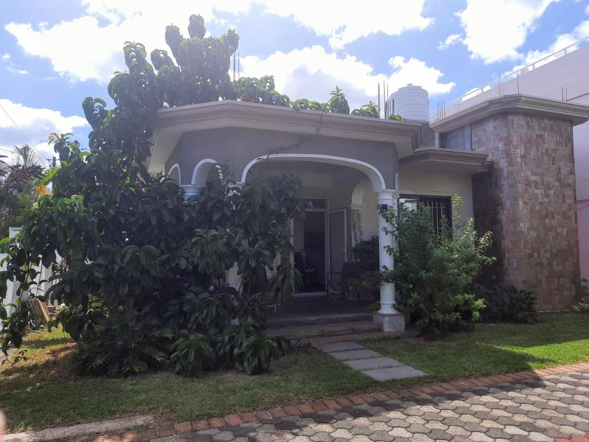 Cardamon Villa Is A 2 Bedroom With 1 Bathroom And Seperate Toilet Detached House With Ac And Swimming Pool , 5 Minutes Walk From Flic En Flac Public Beach Екстер'єр фото