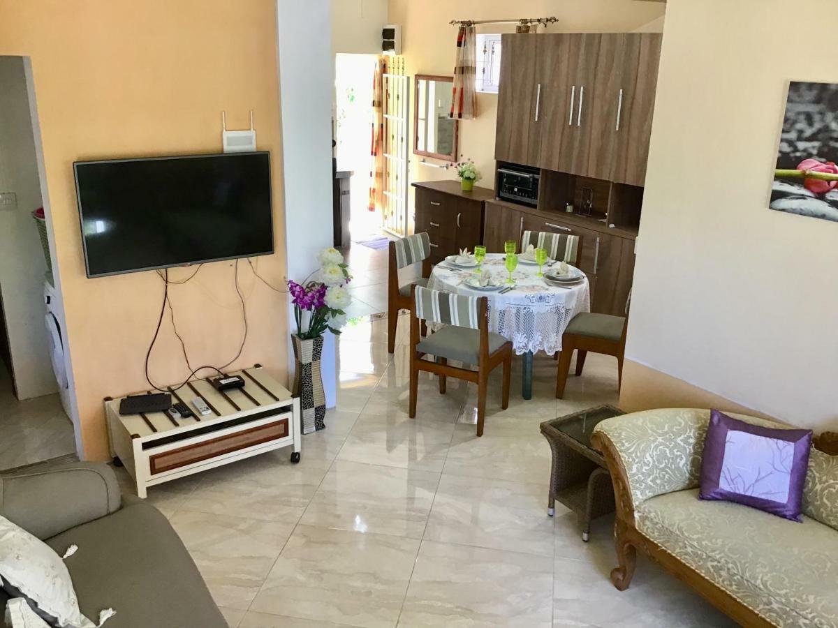 Cardamon Villa Is A 2 Bedroom With 1 Bathroom And Seperate Toilet Detached House With Ac And Swimming Pool , 5 Minutes Walk From Flic En Flac Public Beach Екстер'єр фото