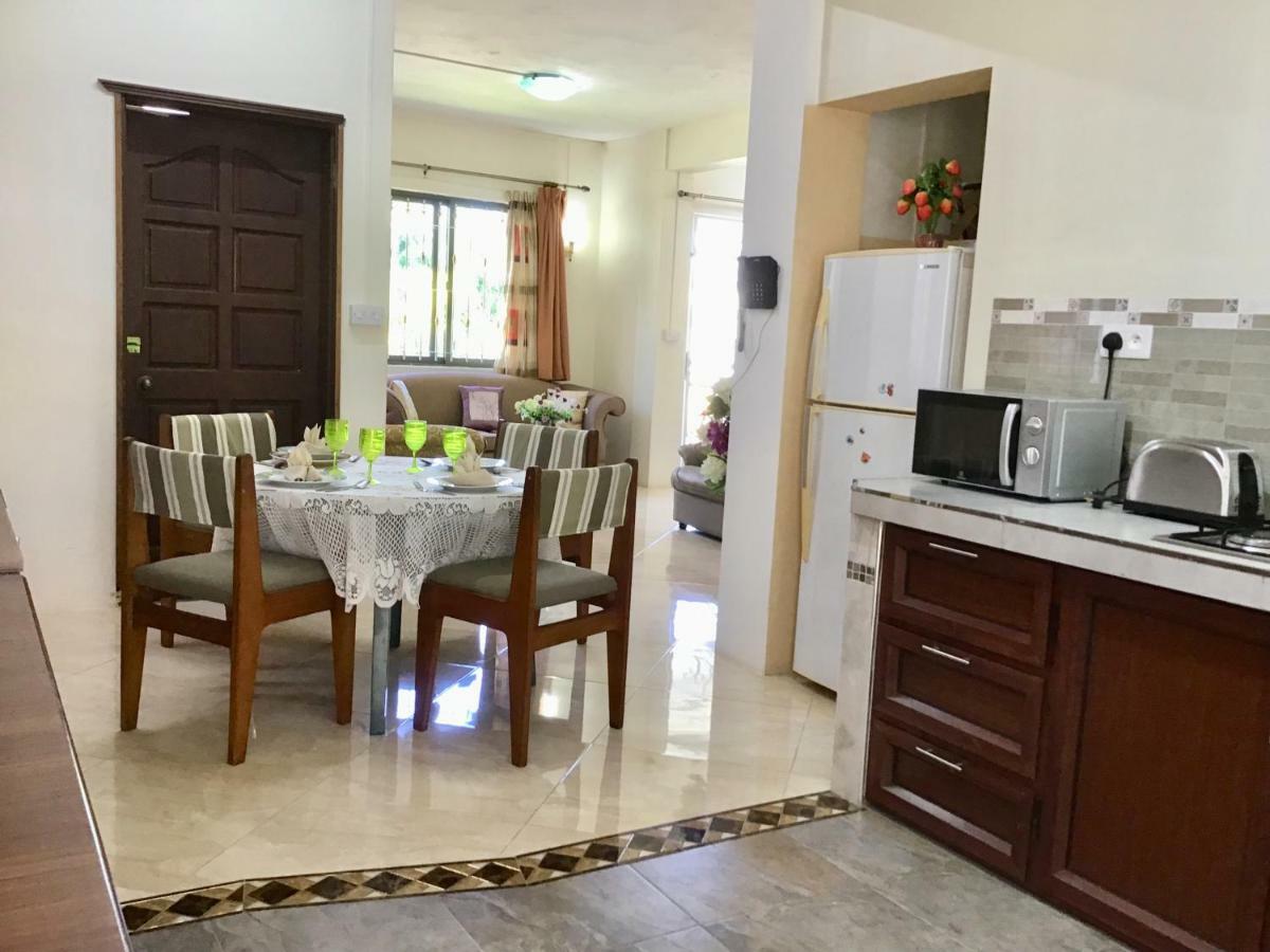 Cardamon Villa Is A 2 Bedroom With 1 Bathroom And Seperate Toilet Detached House With Ac And Swimming Pool , 5 Minutes Walk From Flic En Flac Public Beach Екстер'єр фото