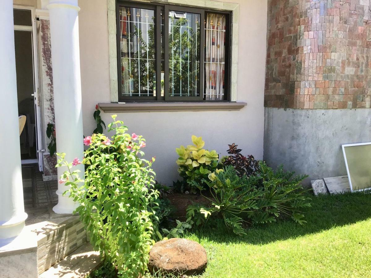 Cardamon Villa Is A 2 Bedroom With 1 Bathroom And Seperate Toilet Detached House With Ac And Swimming Pool , 5 Minutes Walk From Flic En Flac Public Beach Екстер'єр фото