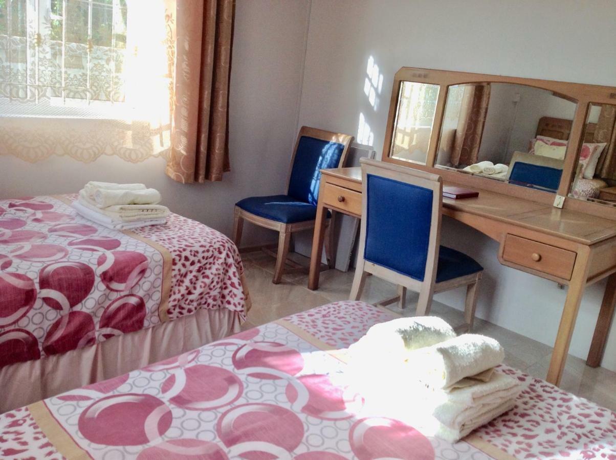 Cardamon Villa Is A 2 Bedroom With 1 Bathroom And Seperate Toilet Detached House With Ac And Swimming Pool , 5 Minutes Walk From Flic En Flac Public Beach Екстер'єр фото