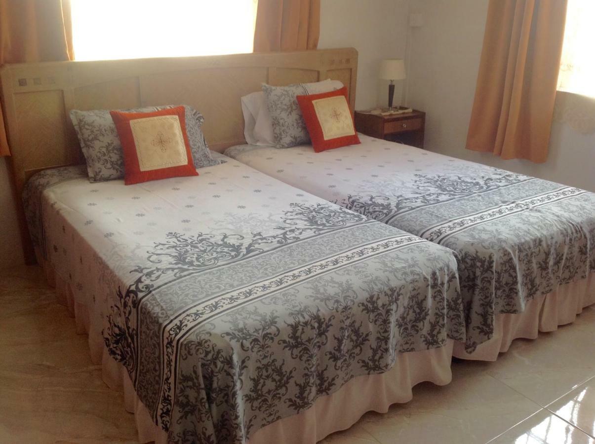 Cardamon Villa Is A 2 Bedroom With 1 Bathroom And Seperate Toilet Detached House With Ac And Swimming Pool , 5 Minutes Walk From Flic En Flac Public Beach Екстер'єр фото